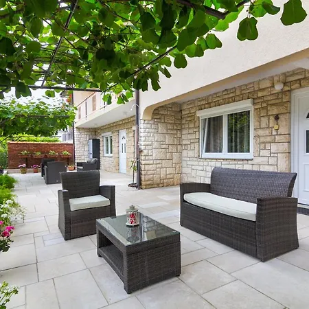 Апартаменты With A Garden