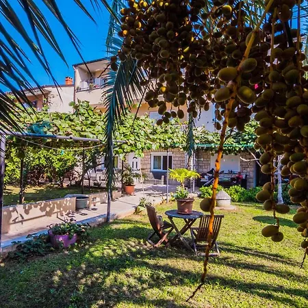 With A Garden Пула