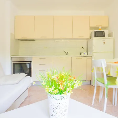 With A Garden * Пула