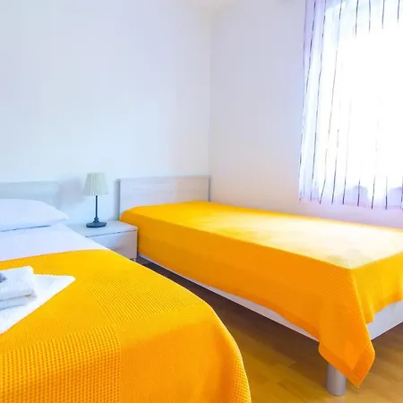 Apartamento With A Garden Pula