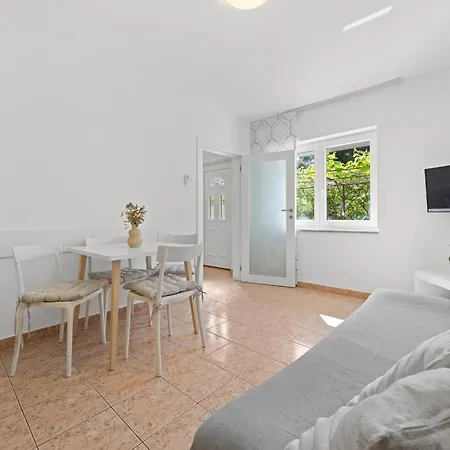 With A Garden Apartment Pula
