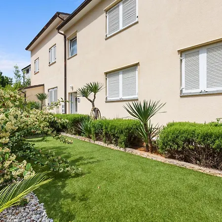 Apartment With A Garden Pula