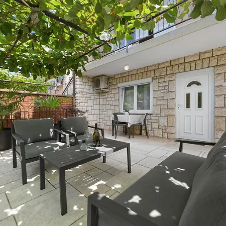 Apartment With A Garden Pula