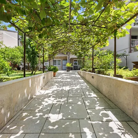 Apartment With A Garden Pula