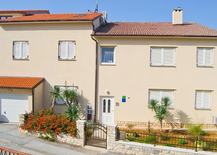 With A Garden Διαμέρισμα Πούλα