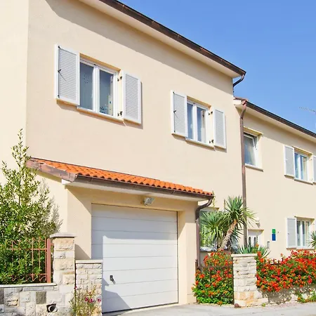 Appartement With A Garden Pula