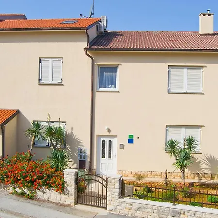 With A Garden Appartement Pula